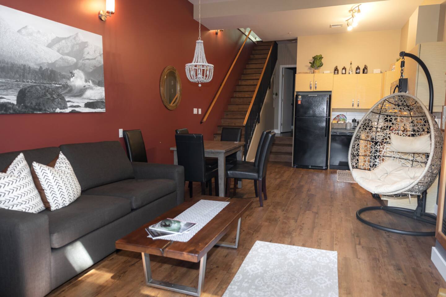 Salon et escalier de Coastal Rainforest Haven